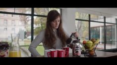 poster-27761-nescafe-attention-elle-est-a-l-envers-236x132